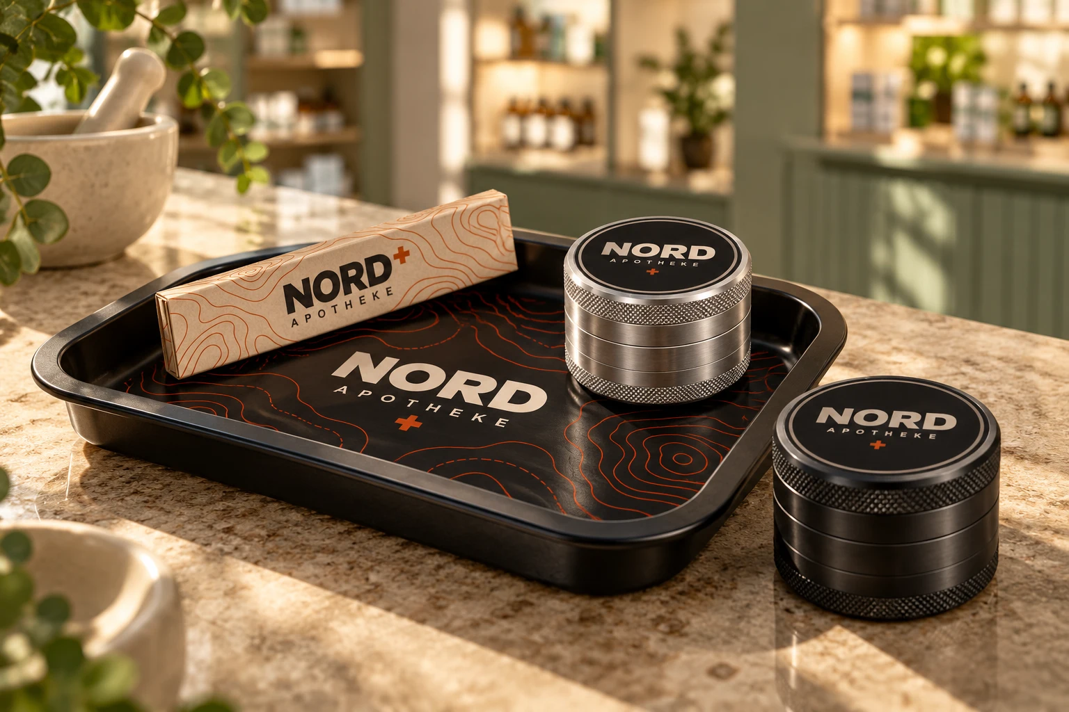 NORD King Size Slim Papers, silberner und schwarzer Metall-Grinder auf einer Mischschale im Apothekenumfeld